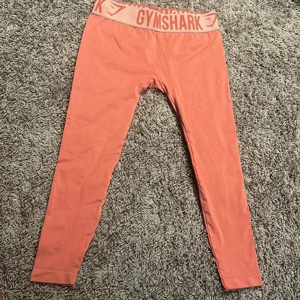 Women’s Gym Shark Peach colored cropped leggings Size XS